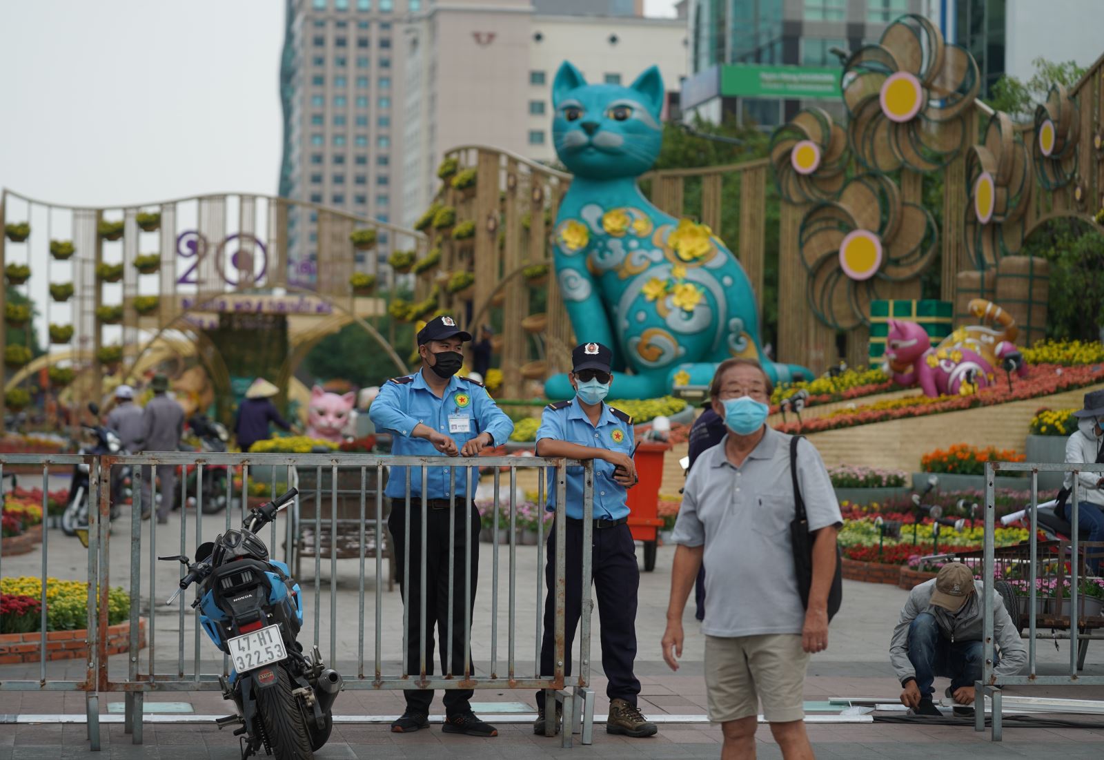 TP Hồ Chí Minh: Đường hoa Nguyễn Huệ đẹp lung linh trước giờ khai mạc - Ảnh 14.