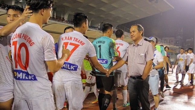 Bầu Đức, VPF và nỗi buồn những người làm bóng đá - Ảnh 1.