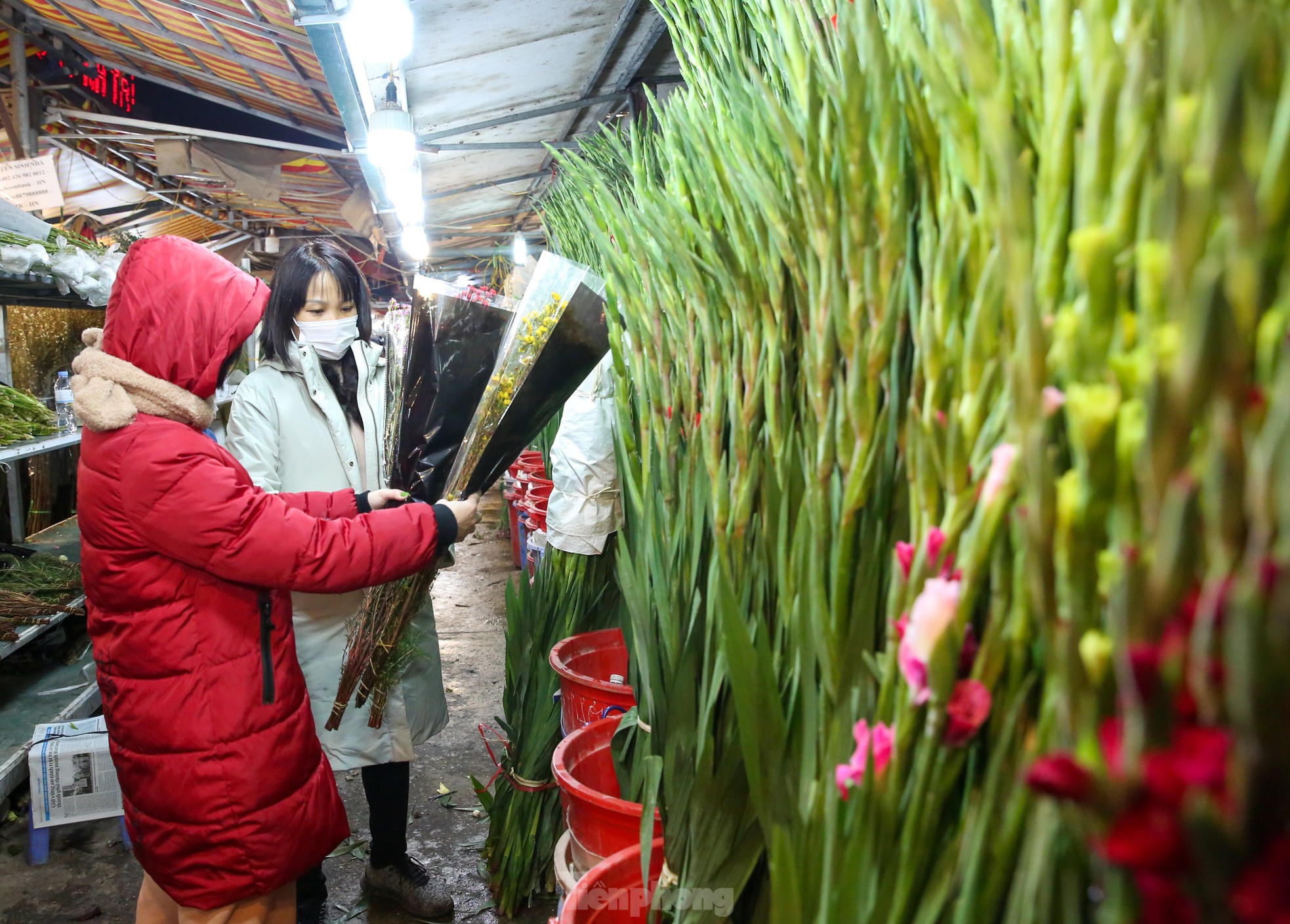 Đêm không ngủ ở chợ hoa lớn nhất Hà Nội giáp Tết - Ảnh 5.