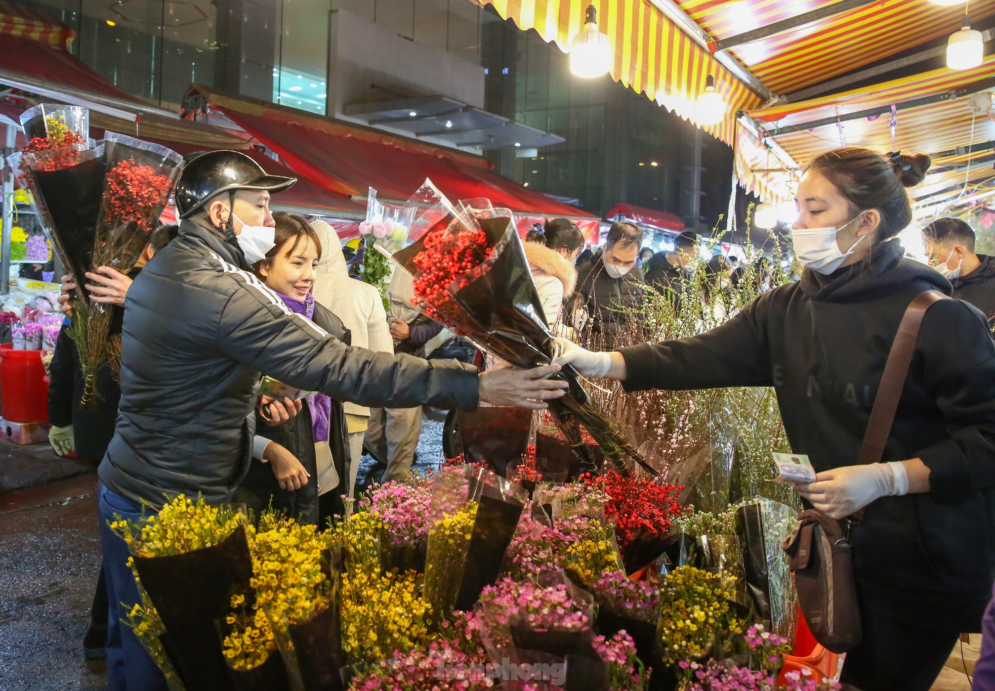 Đêm không ngủ ở chợ hoa lớn nhất Hà Nội giáp Tết - Ảnh 4.