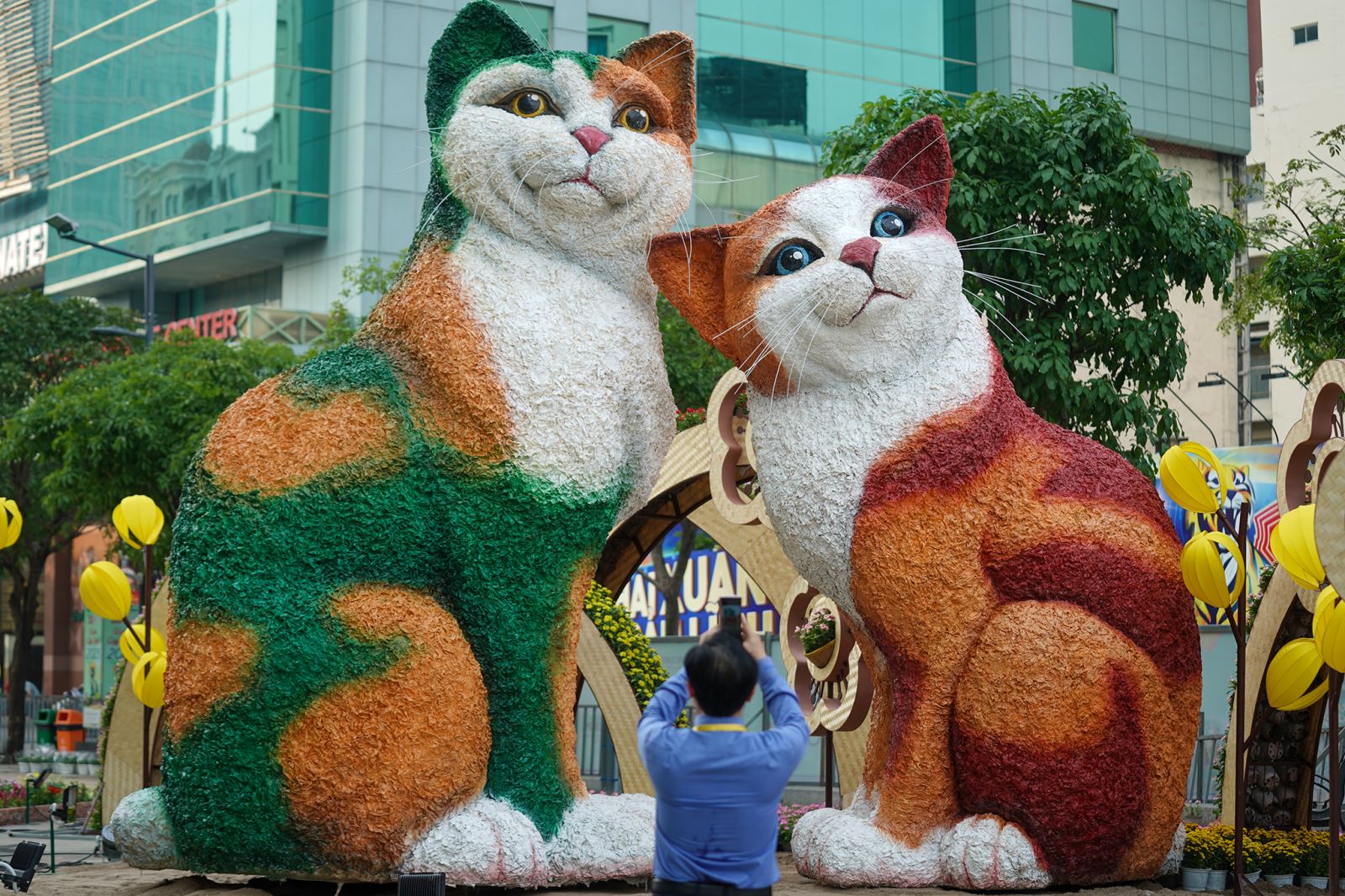 TP Hồ Chí Minh: Đường hoa Nguyễn Huệ đẹp lung linh trước giờ khai mạc - Ảnh 4.