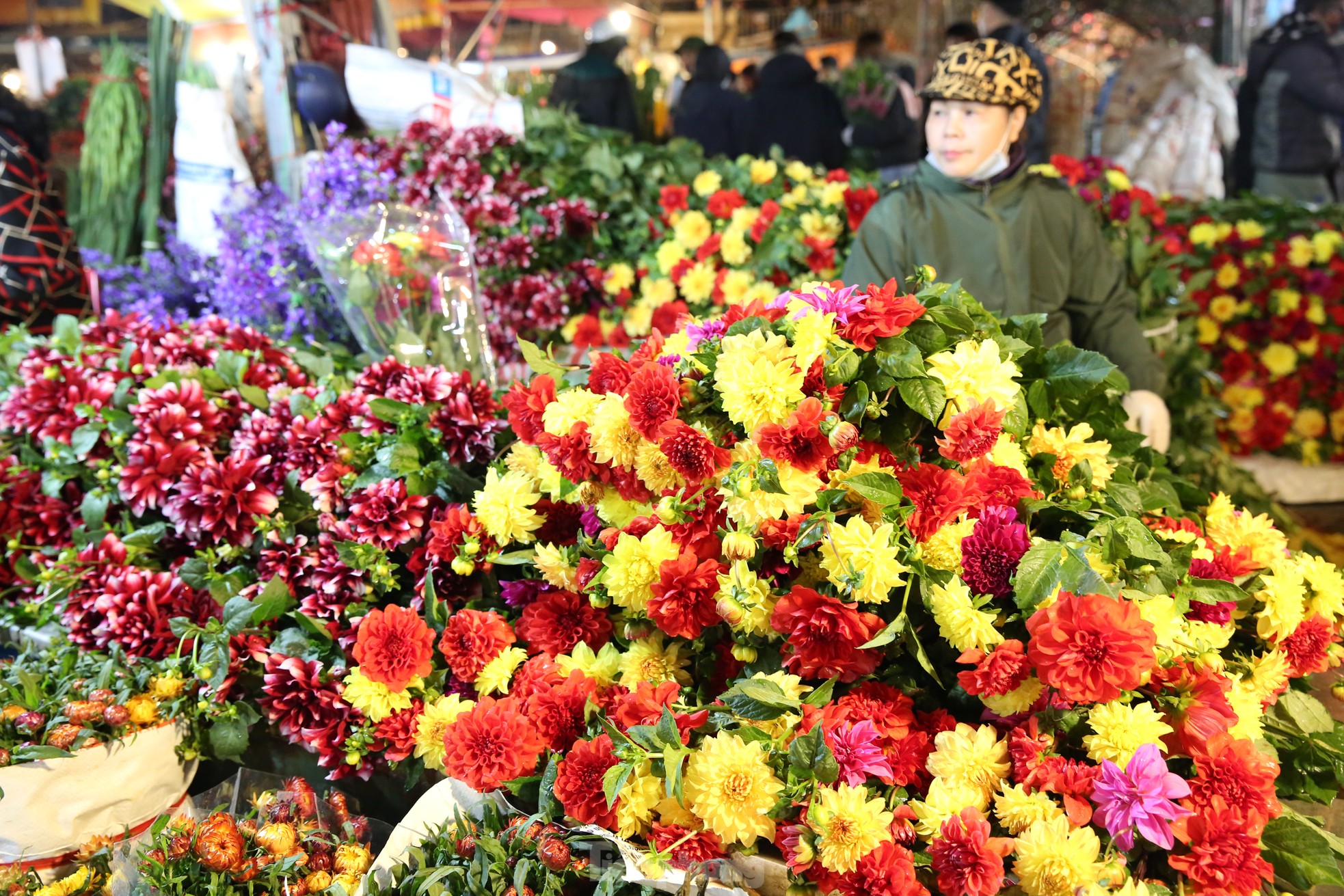 Đêm không ngủ ở chợ hoa lớn nhất Hà Nội giáp Tết - Ảnh 3.