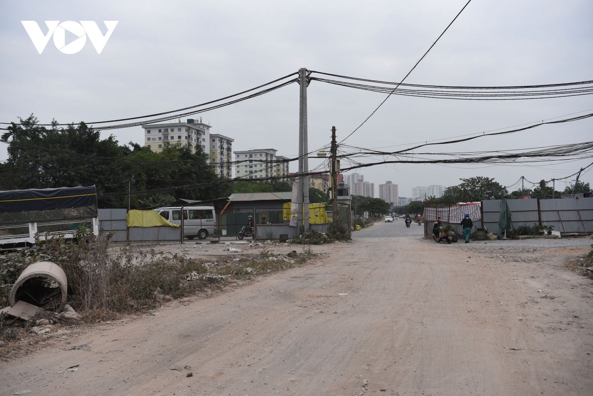 Công trường bỏ hoang ở Hà Nội mất an toàn, ô nhiễm môi trường trong dịp Tết - Ảnh 1.