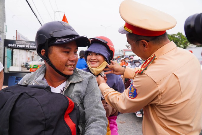 Người dân miền Tây lỉnh kỉnh đồ đạc, đổ xô về quê đón Tết - Ảnh 4.