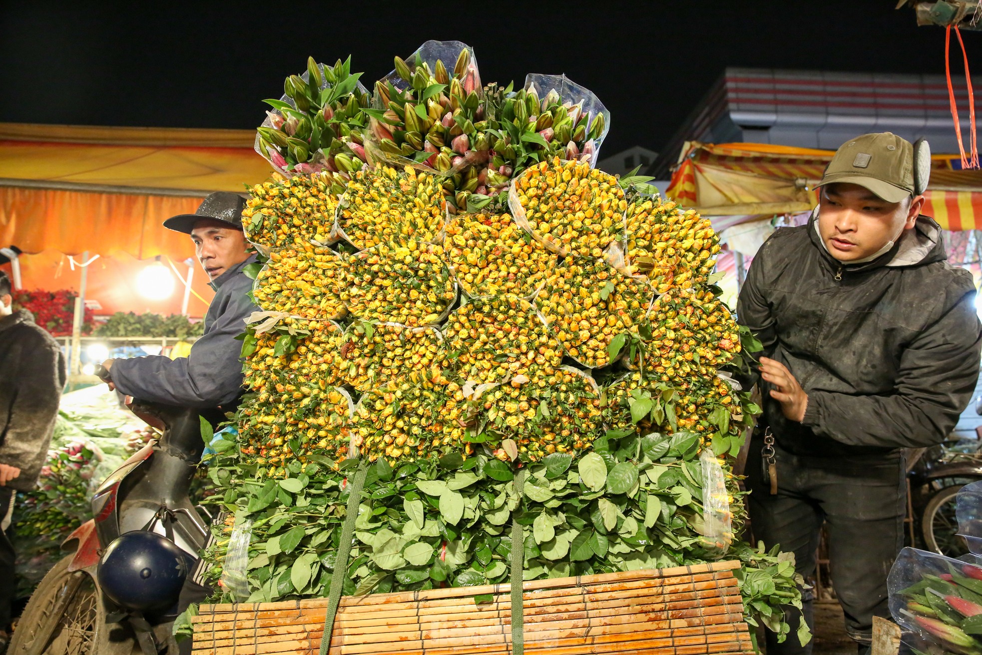 Đêm không ngủ ở chợ hoa lớn nhất Hà Nội giáp Tết - Ảnh 13.