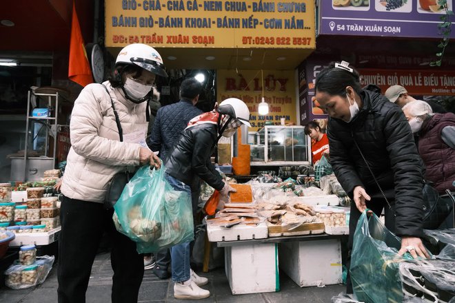  Cập nhật 28 Tết: Người dân Hà Nội đổ xô đi mua bánh chưng, giò chả, nhiều nơi xếp hàng đông nghịt  - Ảnh 18.