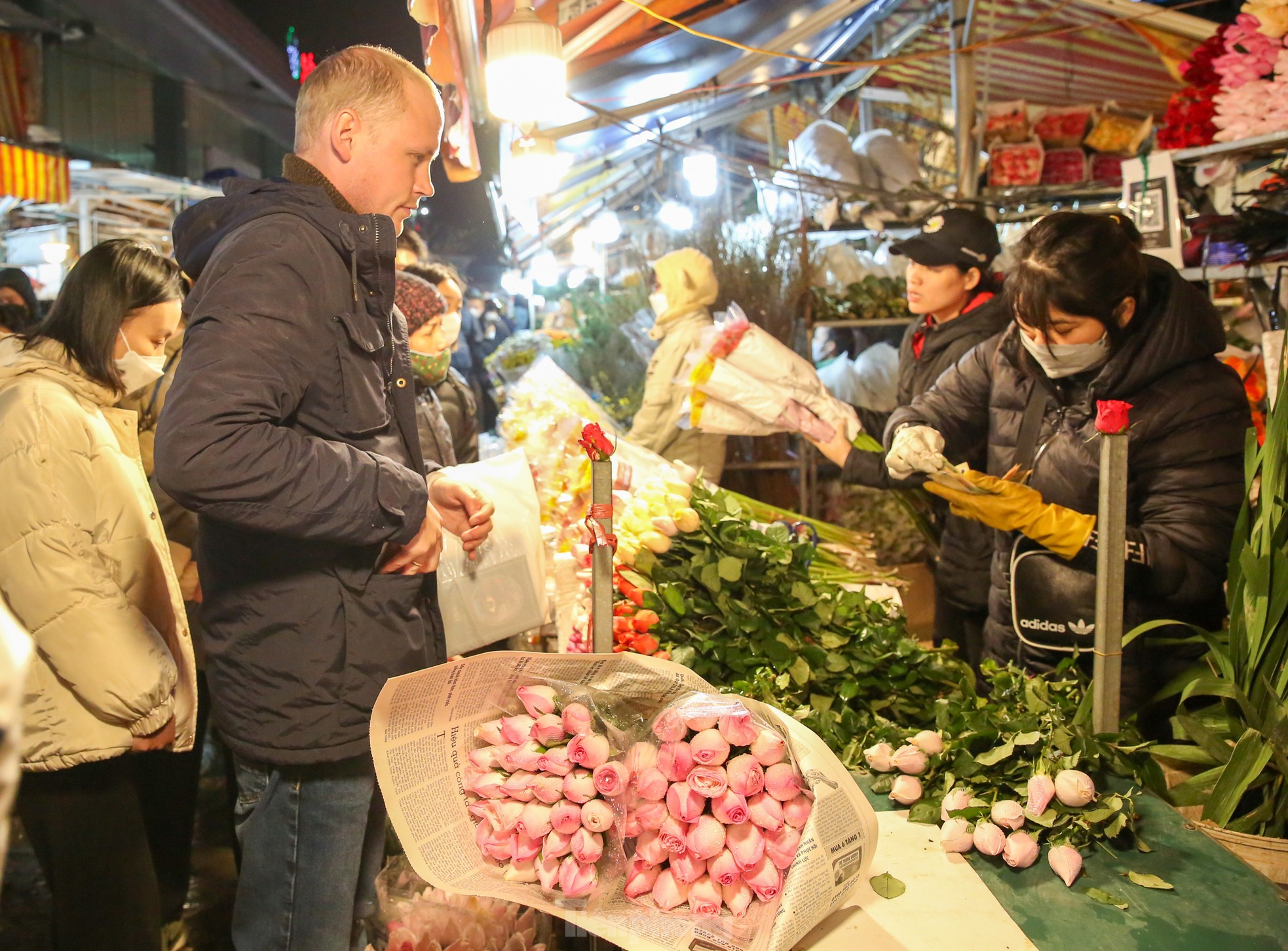 Đêm không ngủ ở chợ hoa lớn nhất Hà Nội giáp Tết - Ảnh 10.