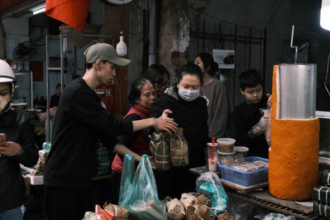  Cập nhật 28 Tết: Người dân Hà Nội đổ xô đi mua bánh chưng, giò chả, nhiều nơi xếp hàng đông nghịt  - Ảnh 16.