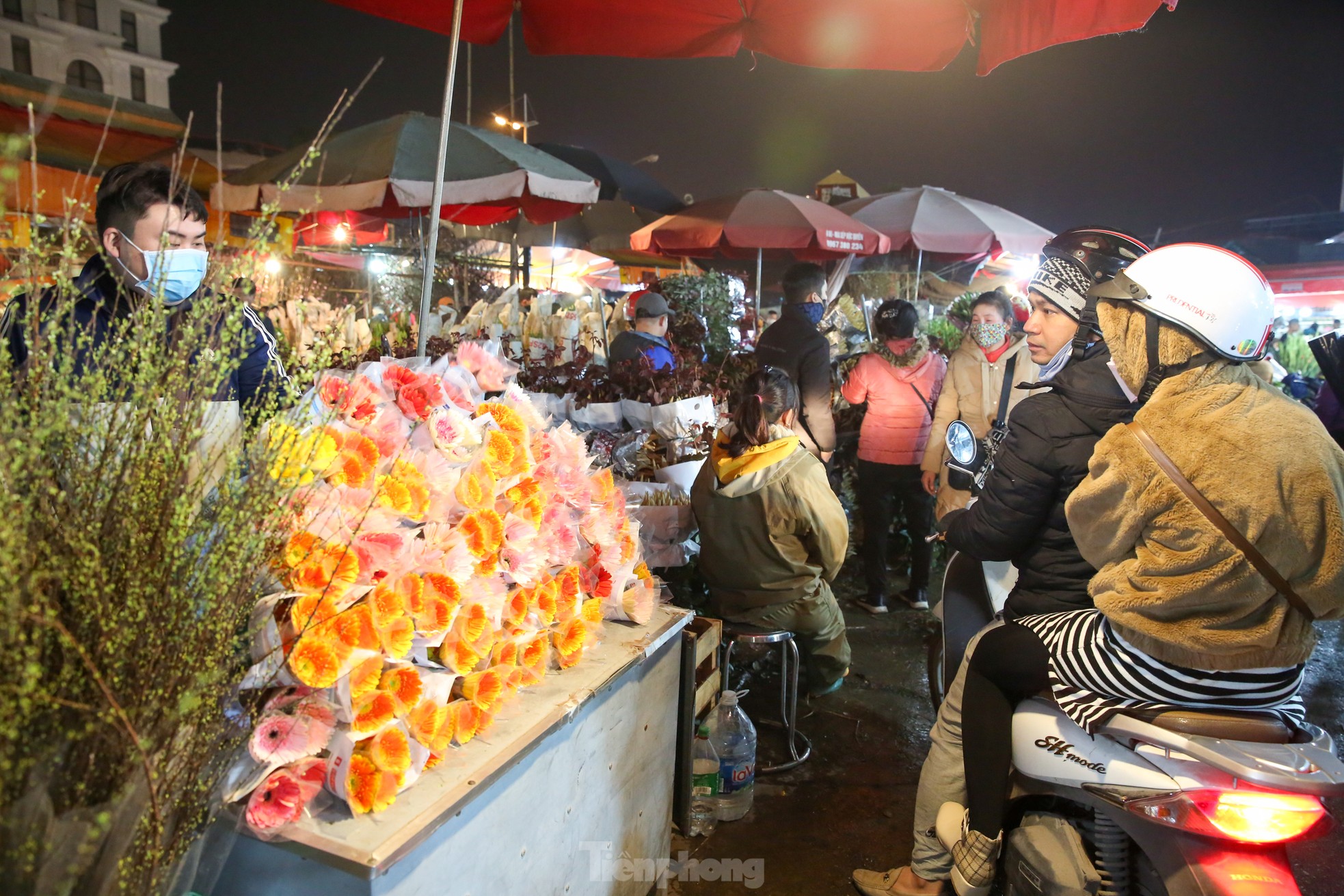 Đêm không ngủ ở chợ hoa lớn nhất Hà Nội giáp Tết - Ảnh 7.