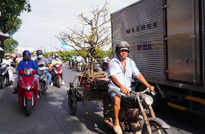 Người dân miền Tây lỉnh kỉnh đồ đạc, đổ xô về quê đón Tết - Ảnh 8.