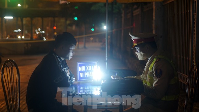 Cảnh sát 141 xử lý nhiều ma men, thanh niên ngổ ngáo diễu phố đêm giao thừa - Ảnh 9.