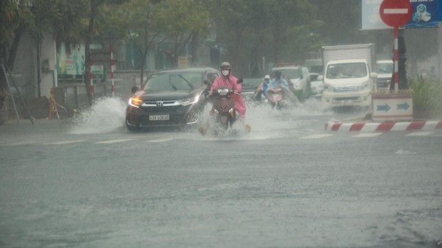 Miền Trung đón mưa lớn kéo dài, miền Bắc không khí lạnh bổ sung - Ảnh 1.