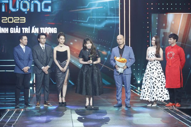 Nhà báo Long Vũ dành tặng giải thưởng VTV Awards 2022 cho mẹ - Ảnh 1.