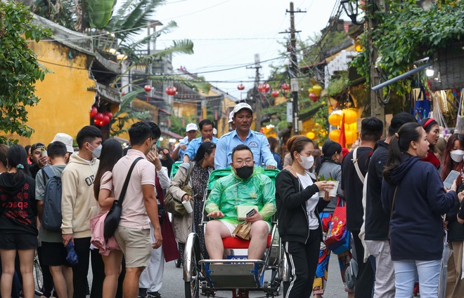  Du khách chen chân xông đất Hội An ngày đầu năm: Đón Tết ở đây thật tuyệt  - Ảnh 21.