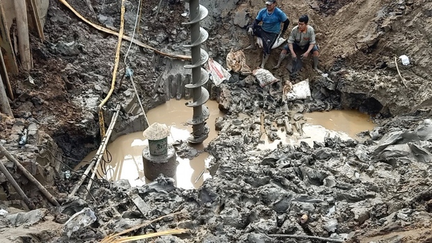  Hiện trường cứu nạn bé trai 10 tuổi lọt xuống trụ bê tông sâu 35m ở Đồng Tháp - Ảnh 10.