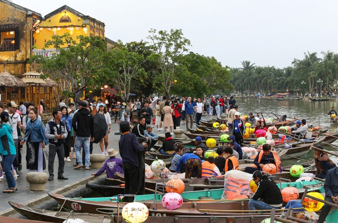  Du khách chen chân xông đất Hội An ngày đầu năm: Đón Tết ở đây thật tuyệt  - Ảnh 20.