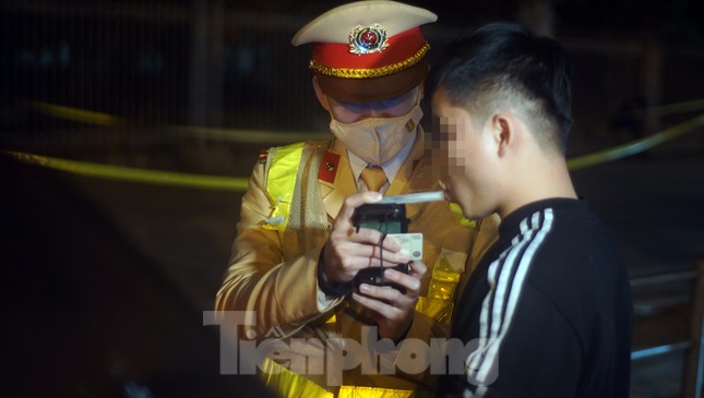 Cảnh sát 141 xử lý nhiều ma men, thanh niên ngổ ngáo diễu phố đêm giao thừa - Ảnh 7.