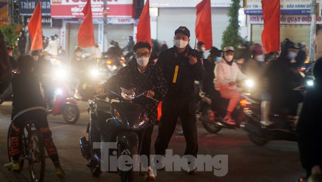 Cảnh sát 141 xử lý nhiều ma men, thanh niên ngổ ngáo diễu phố đêm giao thừa - Ảnh 6.