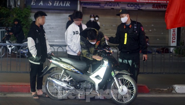 Cảnh sát 141 xử lý nhiều ma men, thanh niên ngổ ngáo diễu phố đêm giao thừa - Ảnh 4.