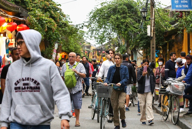  Du khách chen chân xông đất Hội An ngày đầu năm: Đón Tết ở đây thật tuyệt  - Ảnh 16.