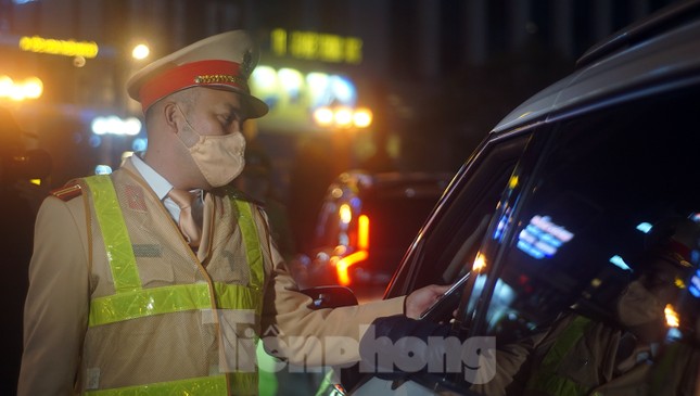 Cảnh sát 141 xử lý nhiều ma men, thanh niên ngổ ngáo diễu phố đêm giao thừa - Ảnh 2.