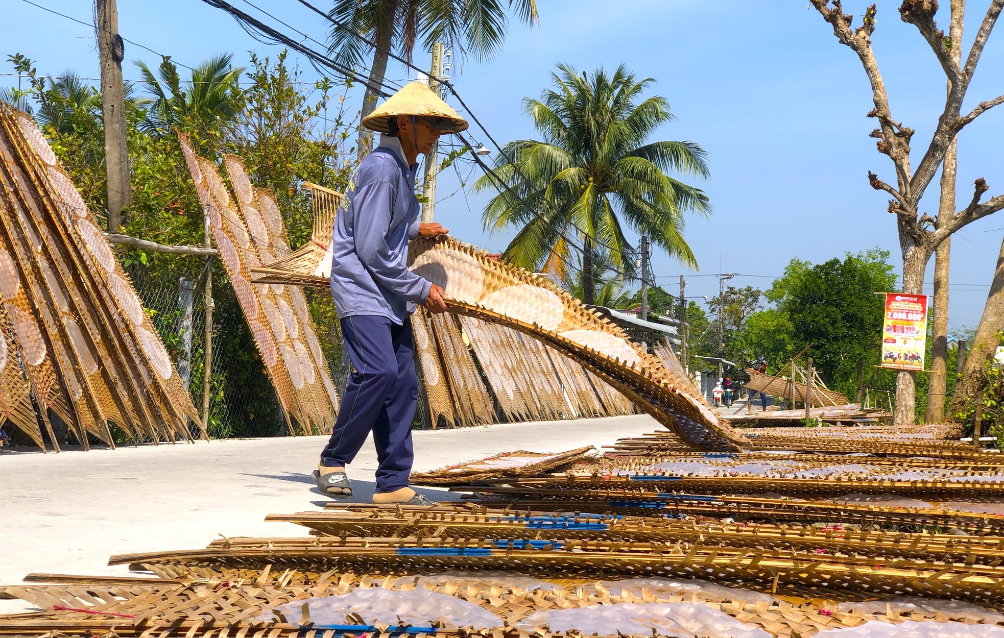 Bánh tráng miền Tây đắt như tôm tươi dịp Tết - Ảnh 9.