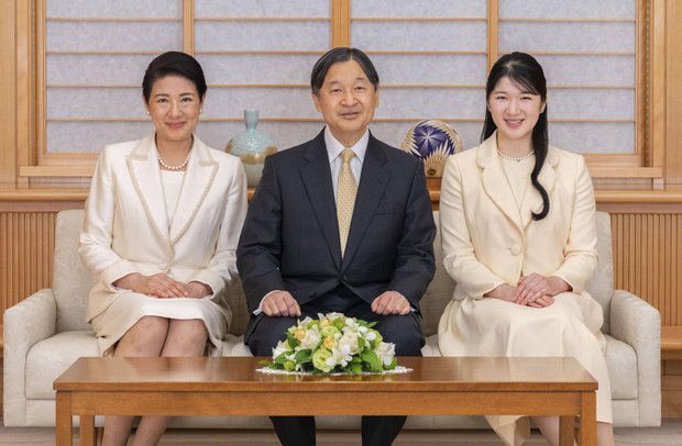 Hoàng gia Nhật công bố ảnh mừng năm mới 2023, ngoại hình nàng công chúa “cô đơn nhất thế giới” gây chú ý - Ảnh 1.