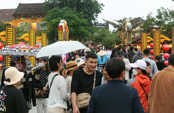  Du khách chen chân xông đất Hội An ngày đầu năm: Đón Tết ở đây thật tuyệt  - Ảnh 14.