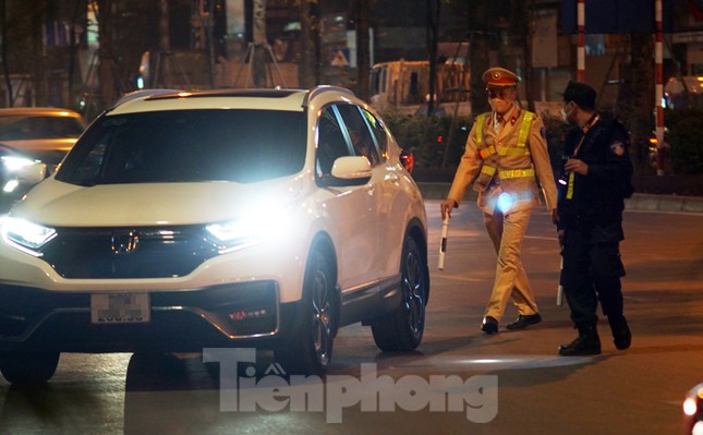 Cảnh sát 141 xử lý nhiều ma men, thanh niên ngổ ngáo diễu phố đêm giao thừa - Ảnh 1.