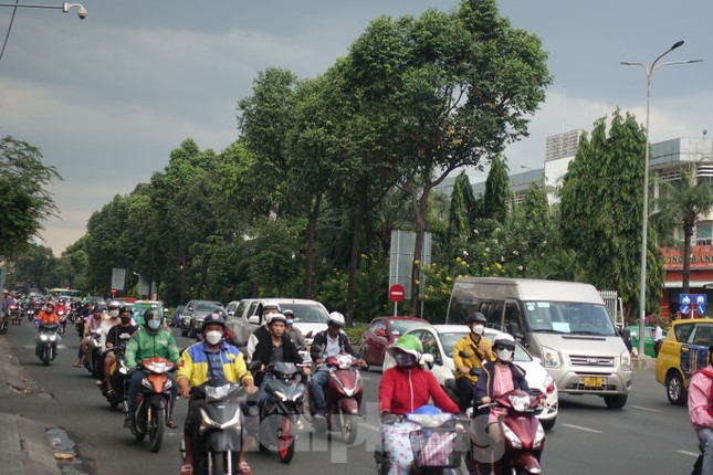 Đường về TPHCM thông thoáng trong ngày nghỉ cuối - Ảnh 4.