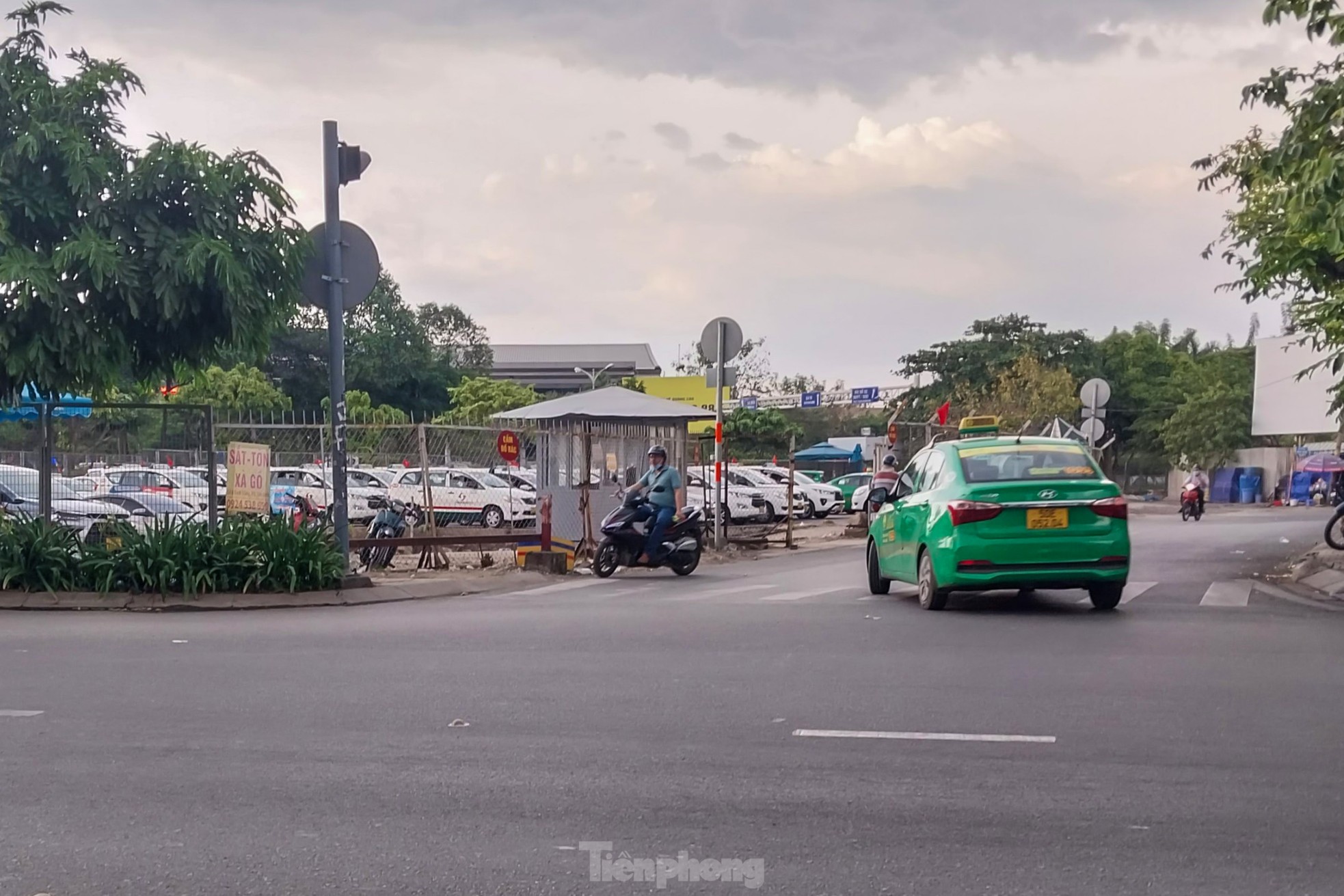 Sân bay Tân Sơn Nhất rất lạ chiều 29 Tết - Ảnh 12.