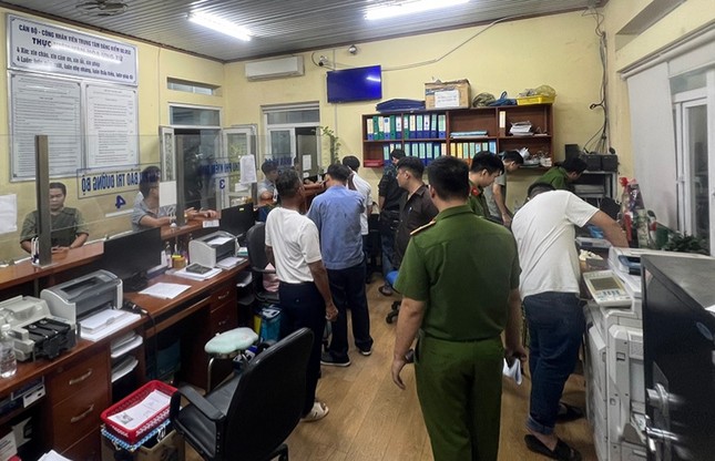 Bắt tạm giam 23 đối tượng tại 2 trung tâm đăng kiểm ở Đồng Nai - Ảnh 1.