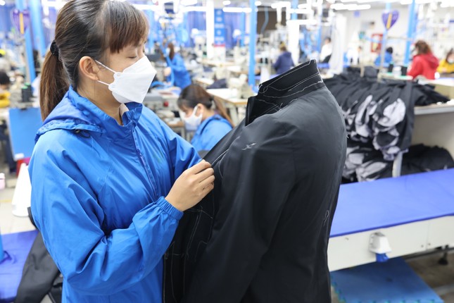 Xuất khẩu tăng nhẹ, 5 mặt hàng cán mốc tỷ USD sau nửa tháng - Ảnh 1. Xuất khẩu tăng nhẹ, 5 mặt hàng cán mốc tỷ USD sau nửa tháng - Ảnh 1.