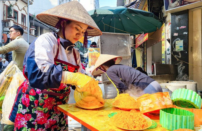 Người dân chen chân mua gà ngậm hoa hồng tại chợ nhà giàu - Ảnh 10.