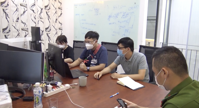 Coi chừng bay màu tài khoản ngân hàng trong ngày Tết - Ảnh 2. Coi chừng bay màu tài khoản ngân hàng trong ngày Tết - Ảnh 2.