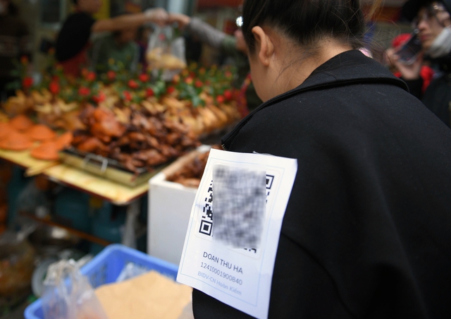 Cảnh mua bán gà luộc sáng 30 Tết ở Hà Nội: Nhân viên dán QR code thanh toán lên áo để kịp phục vụ - Ảnh 3.