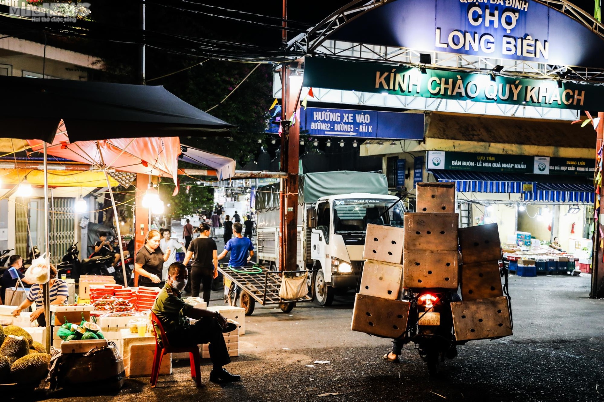 Phận cửu vạn kéo hàng xuyên đêm đông giá rét, vẫn lo cái Tết thiếu bánh chưng - Ảnh 1.