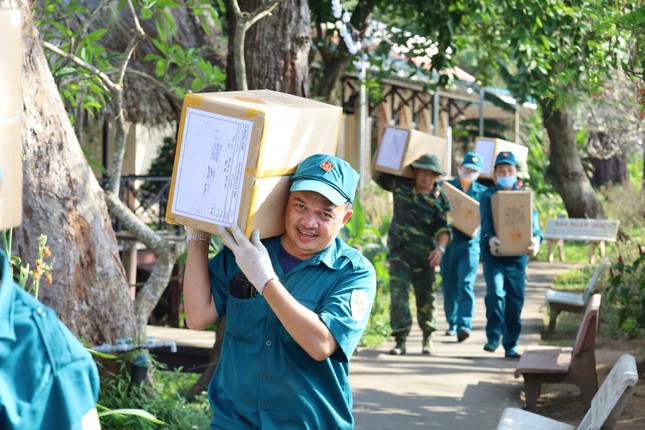 Bên trong trận địa pháo hoa tầm cao ở Cần Thơ trước giờ khai hỏa - Ảnh 2.