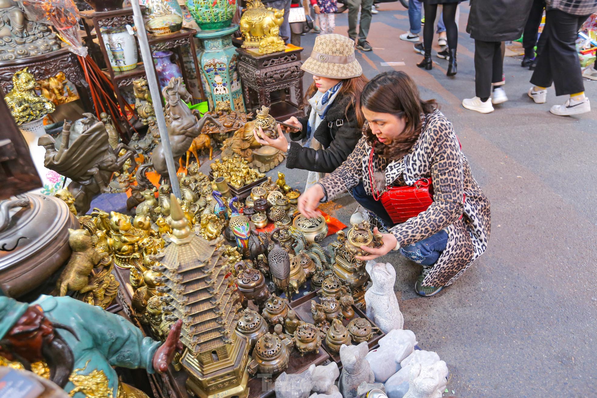 Ngày cuối thảnh thơi, đi chợ Tết mua đồ cổ, đồ cũ - Ảnh 6.