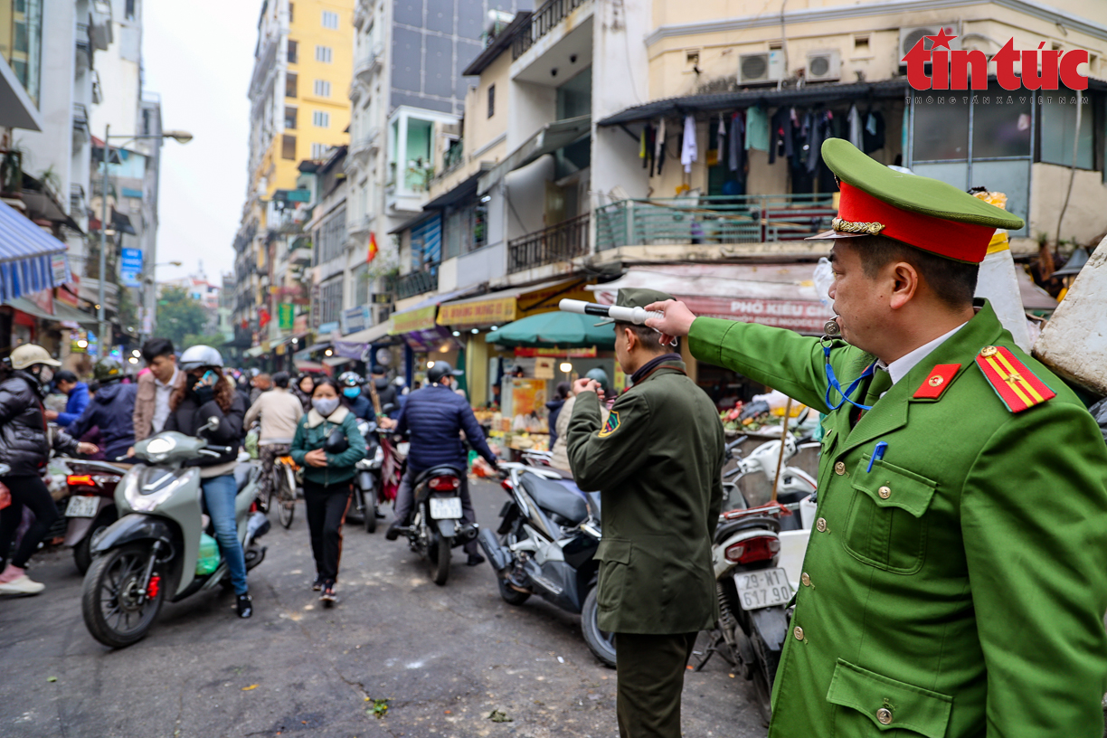 Thanh toán không dùng tiền mặt tại chợ phố cổ Hà Nội - Ảnh 2.