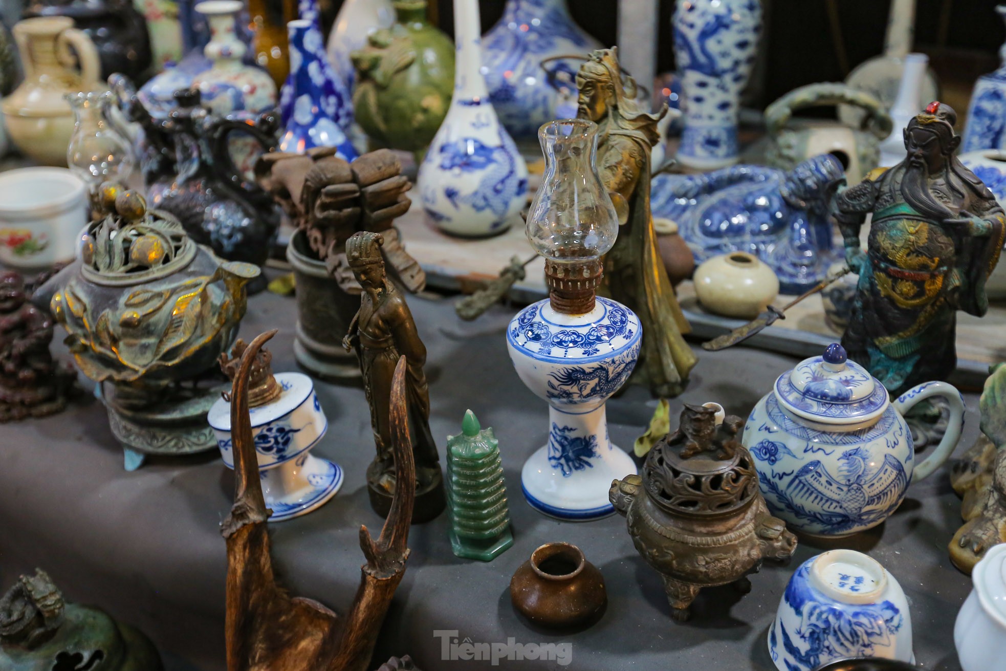 Ngày cuối thảnh thơi, đi chợ Tết mua đồ cổ, đồ cũ - Ảnh 4.