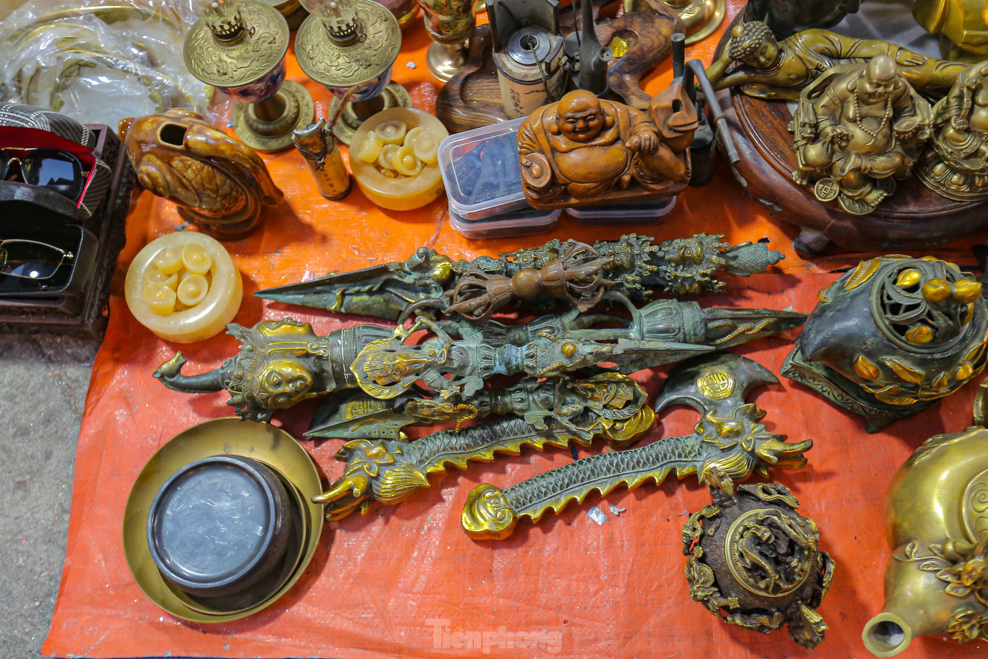 Ngày cuối thảnh thơi, đi chợ Tết mua đồ cổ, đồ cũ - Ảnh 2.