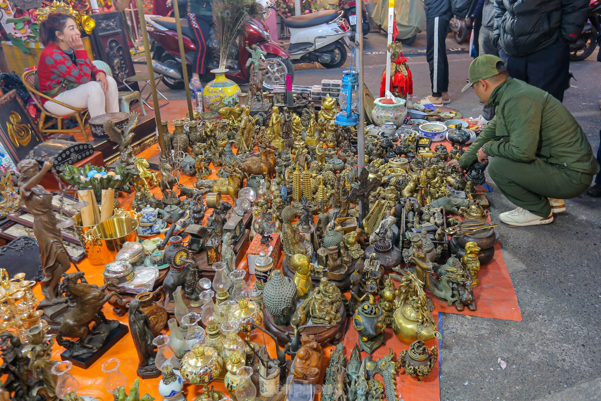 Ngày cuối thảnh thơi, đi chợ Tết mua đồ cổ, đồ cũ - Ảnh 1.