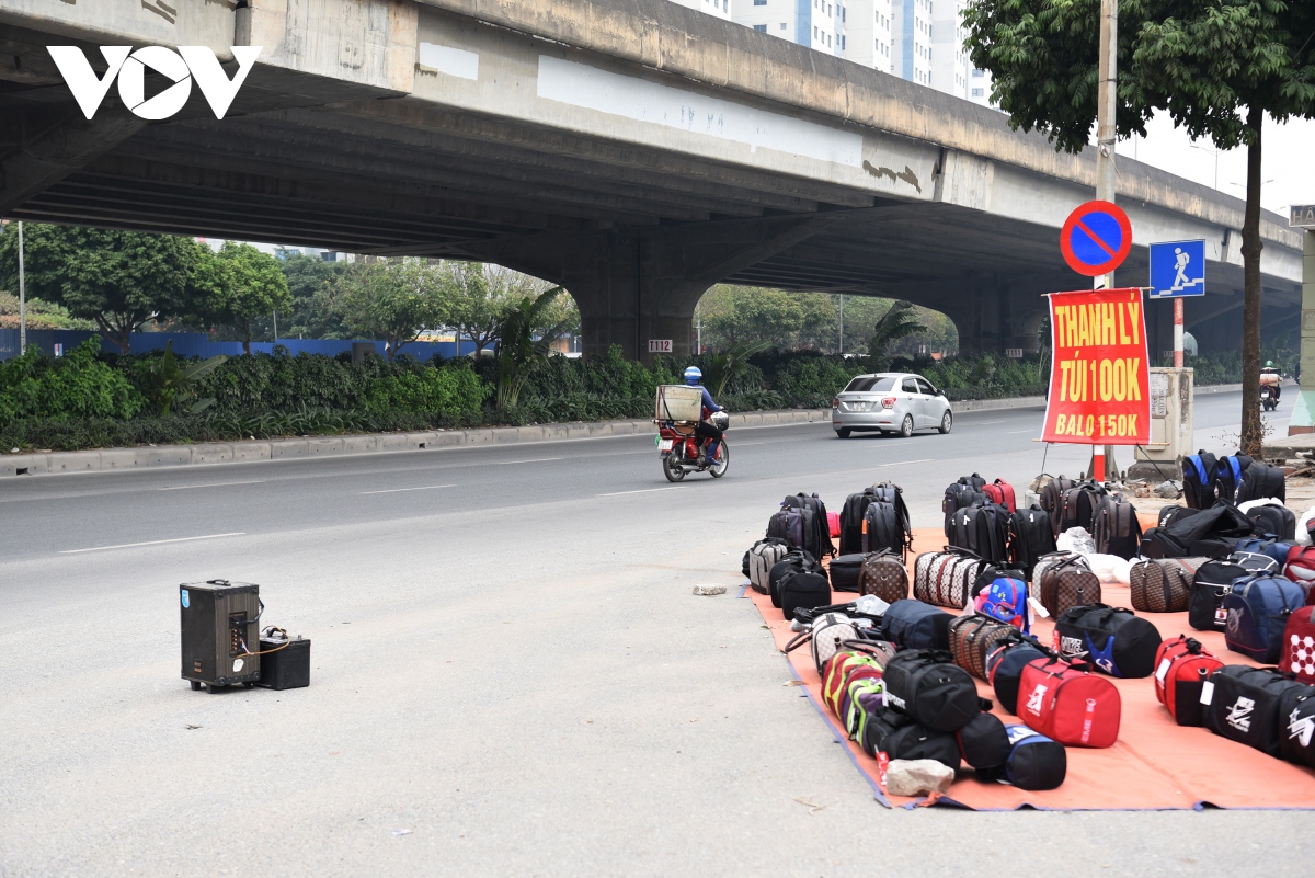 Hàng Tết ế ẩm, người buôn bán ồ ạt xả hàng vẫn vắng khách - Ảnh 13.