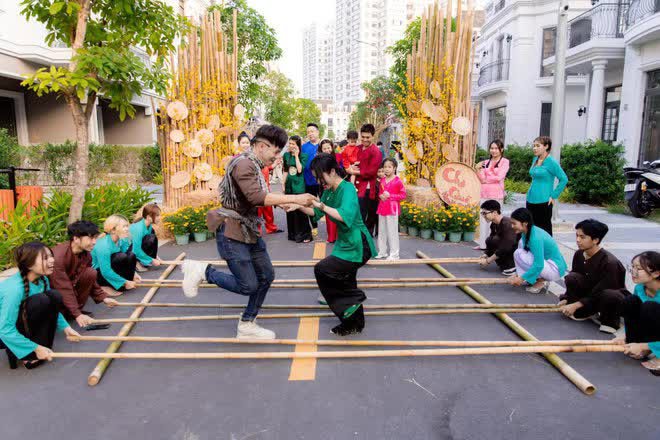  Đẳng cấp nữ đại gia Đoàn Di Băng chơi hoa Tết: Cây mai cực đẹp, 4 người khiêng mới nổi - Ảnh 8.