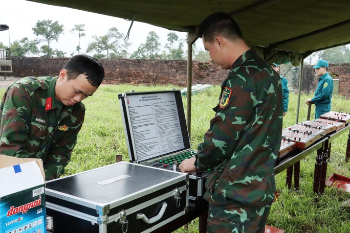 Cận cảnh những giàn pháo hoa sẵn sàng khai hỏa đêm giao thừa - Ảnh 5.