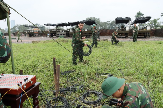 Cận cảnh những giàn pháo hoa sẵn sàng khai hỏa đêm giao thừa - Ảnh 4.