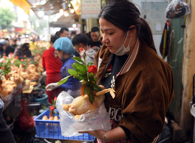 Cảnh mua bán gà luộc sáng 30 Tết ở Hà Nội: Nhân viên dán QR code thanh toán lên áo để kịp phục vụ - Ảnh 10.