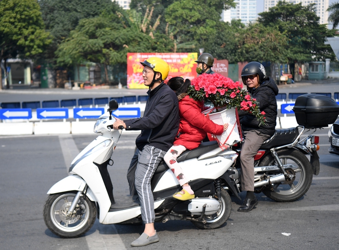  Những tuyến phố Hà Nội hằng ngày đông đúc bỗng yên bình trong ngày 30 Tết - Ảnh 10.