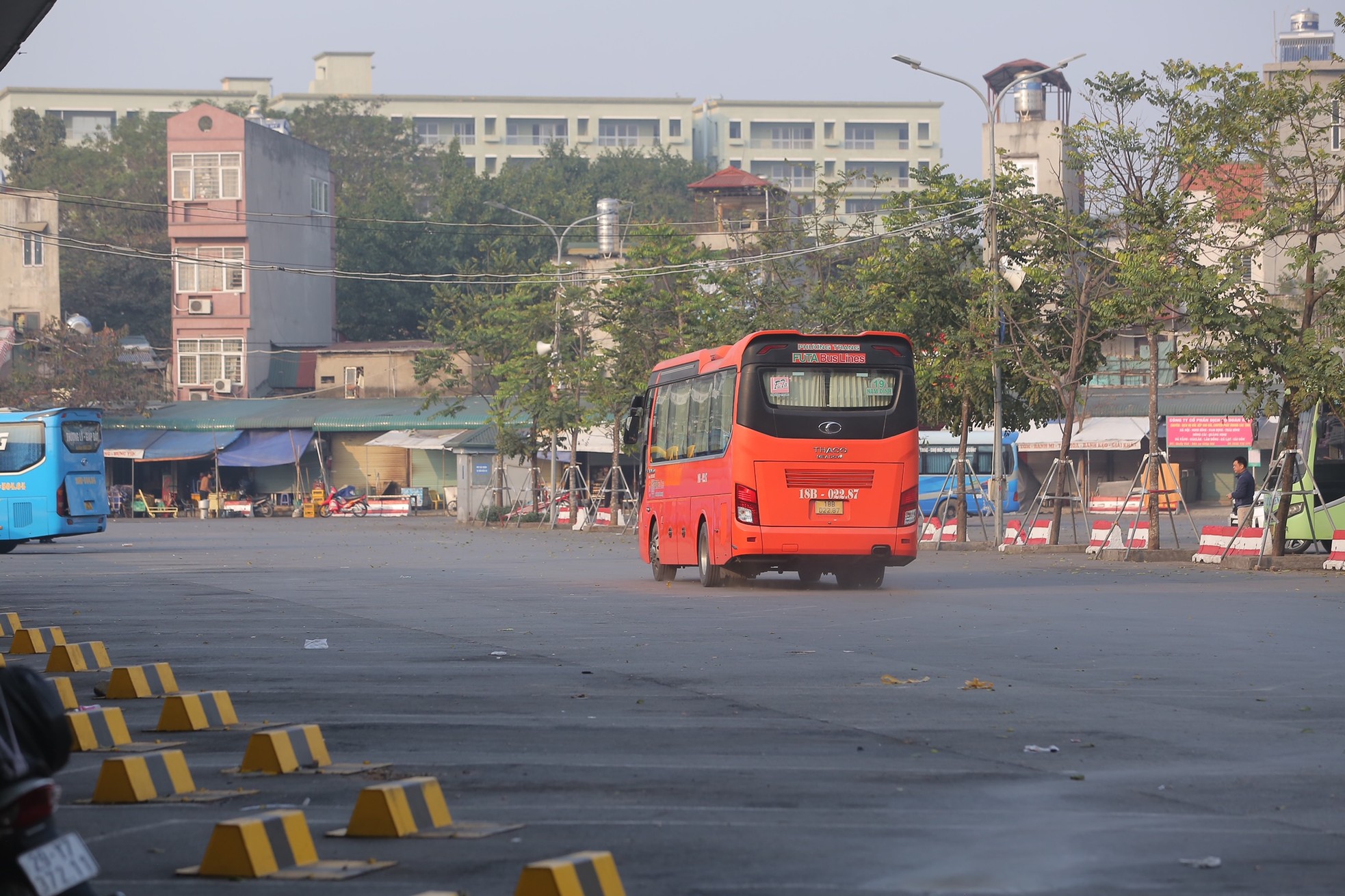 Những chuyến xe cuối cùng đưa người dân về quê kịp đón giao thừa - Ảnh 16.